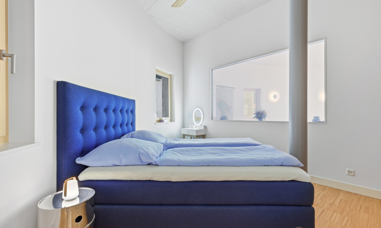 chambre avec drywall, cloison sèche, wood finish floor, sol en finition bois, et inside property