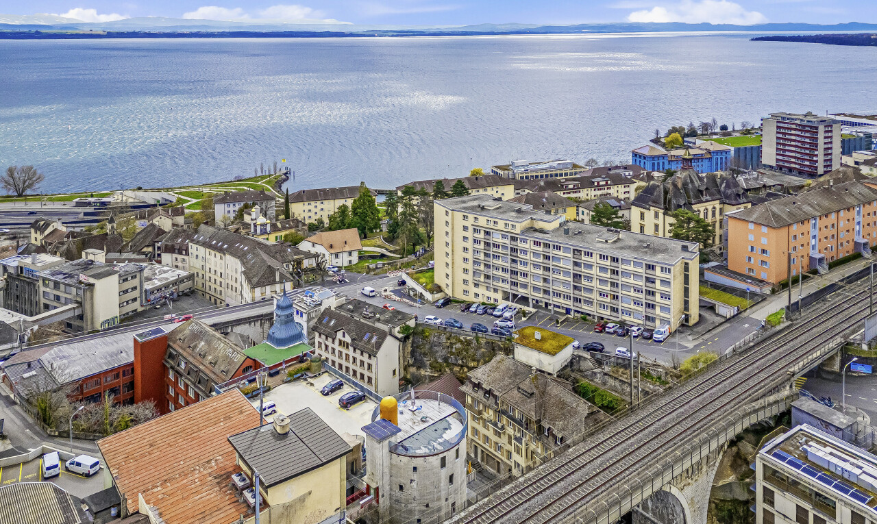 vue sur la mer avec day time, vue sur les voies ferrées, railroad view, vue sur la ville, et city view