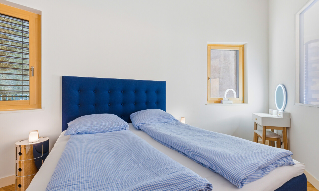 chambre avec sol en finition bois, inside property, wood finish floor, lumière naturelle, et natural light