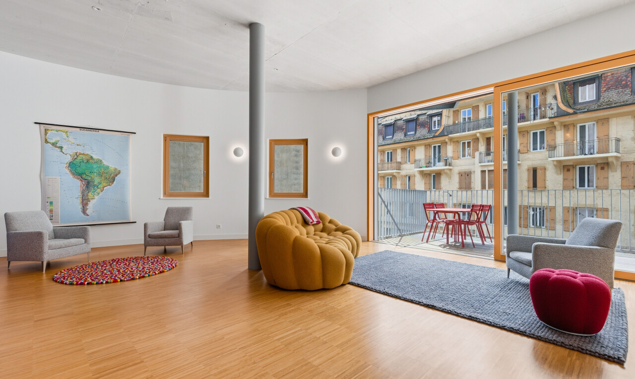 salon avec wood finish floor, sol en finition bois, inside property, drywall, et cloison sèche