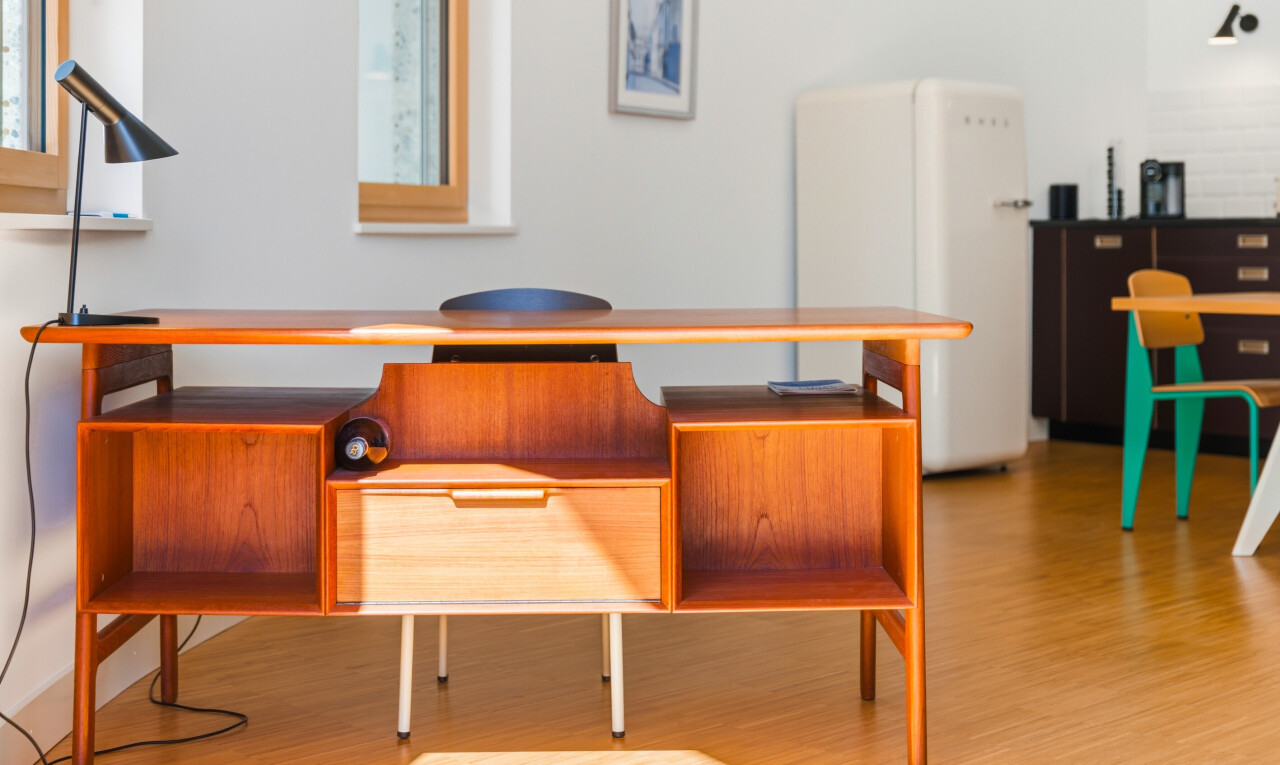espace intérieur avec light floor, wood finish floor, sol en finition bois, drywall, et cloison sèche