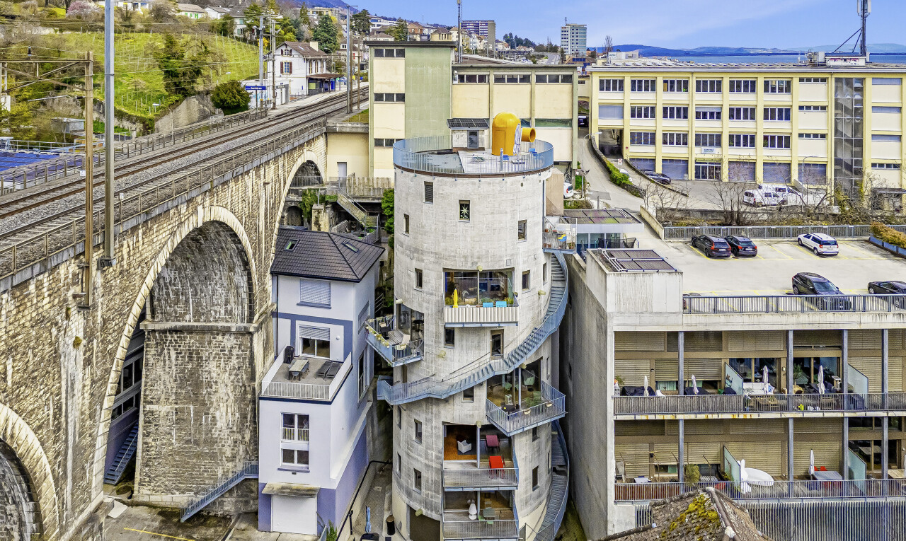 extérieur du bâtiment avec day time, vue sur la montagne, et mountain view