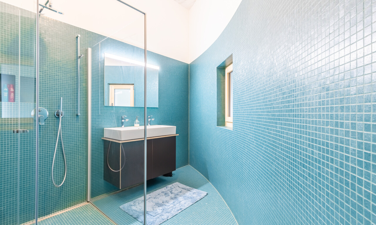 salle de bains avec douche, lavabo (ou coiffeuse selon le contexte), salle de bain complète, rendered, et inside property