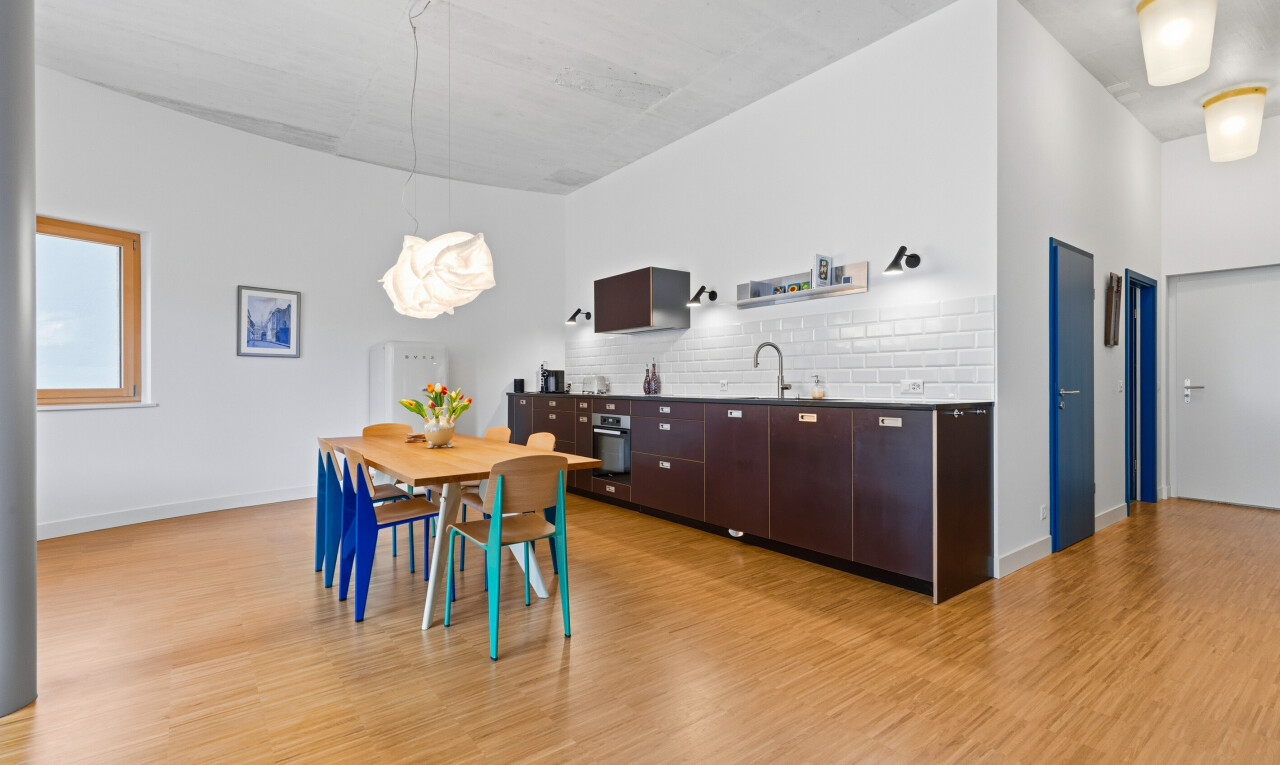 salle à manger avec drywall, cloison sèche, inside property, wood finish floor, et sol en finition bois