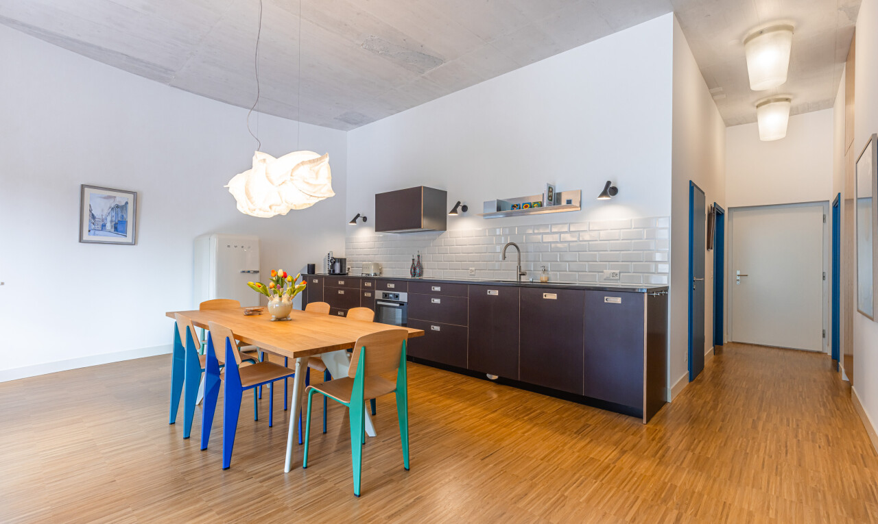 cuisine avec drywall, cloison sèche, wood finish floor, sol en finition bois, et baseboards wall