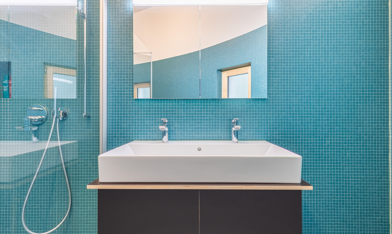 salle de bains avec lavabo (ou coiffeuse selon le contexte), miroir, douche, inside property, et salle de bain complète