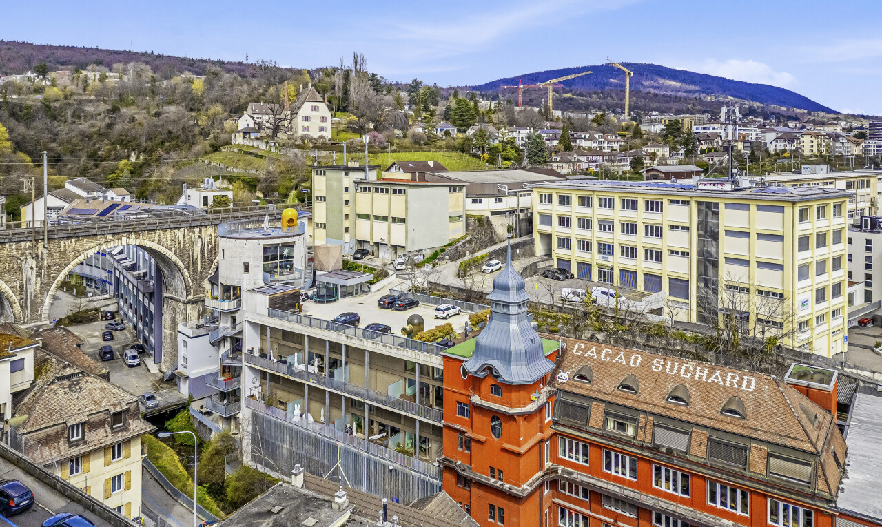 extérieur du bâtiment avec day time, vue sur le complexe d'appartements, apartment complex view, vue sur la montagne, et mountain view