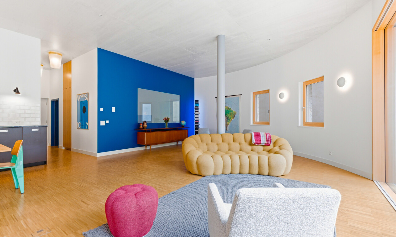 salon avec drywall, cloison sèche, wood finish floor, sol en finition bois, et inside community