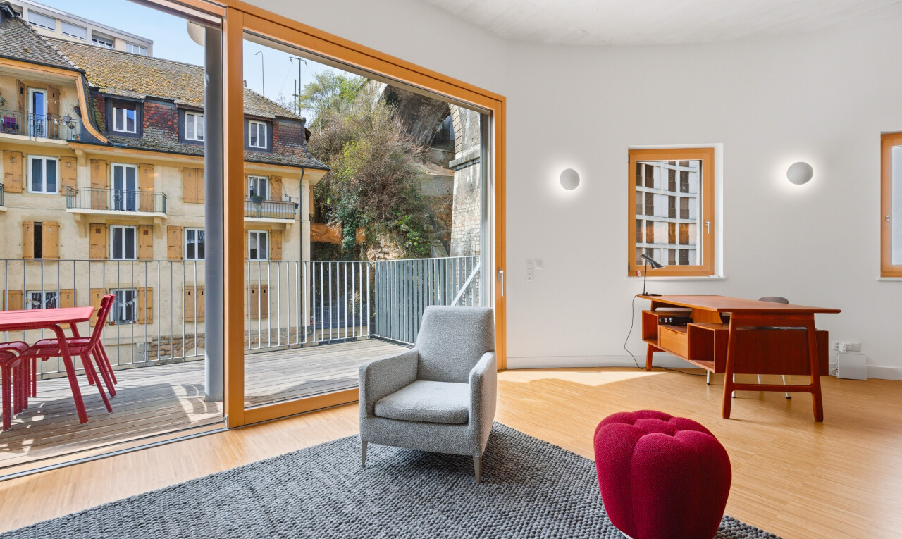 salon avec wood finish floor, sol en finition bois, natural light, lumière naturelle, et drywall