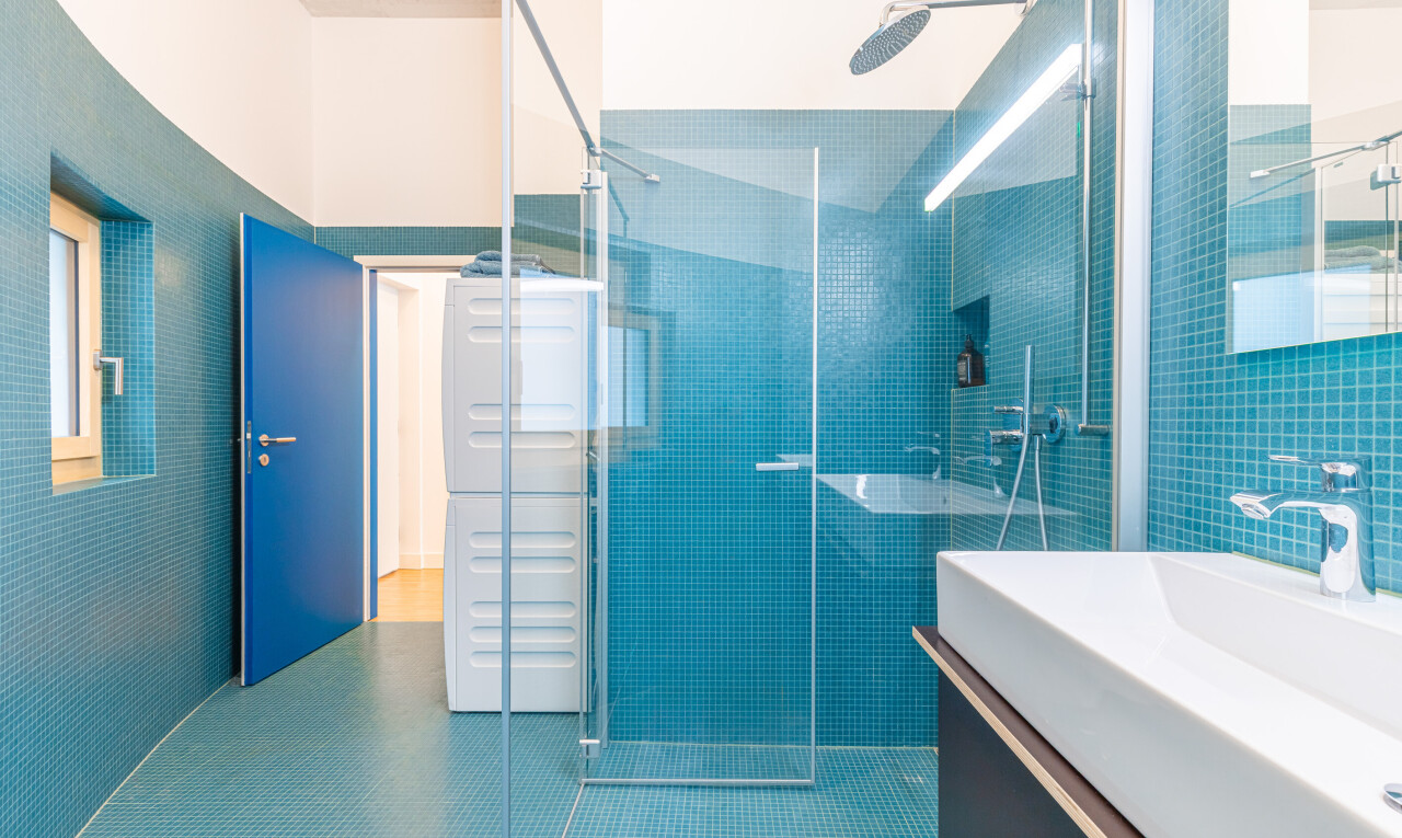 salle de bains avec douche, salle de bain complète, inside property, lavabo (ou coiffeuse selon le contexte), et miroir