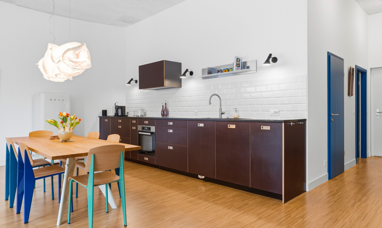 cuisine avec drywall, cloison sèche, inside property, wood finish floor, et sol en finition bois