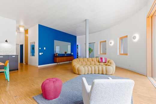 salon avec drywall, cloison sèche, wood finish floor, sol en finition bois, et inside community