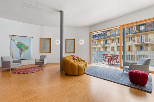 salon avec wood finish floor, sol en finition bois, inside property, drywall, et cloison sèche