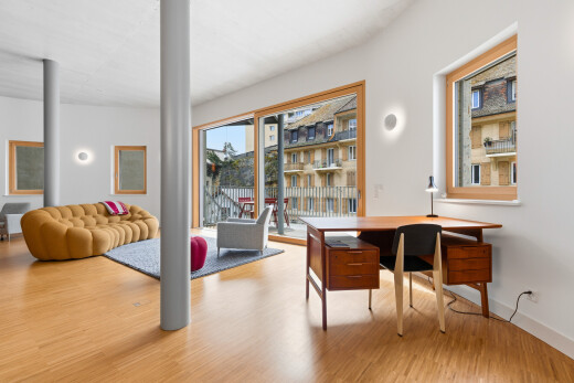 bureau avec inside property, drywall, cloison sèche, wood finish floor, et sol en finition bois