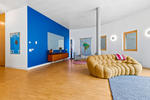 salon avec inside property, wood finish floor, sol en finition bois, drywall, et cloison sèche