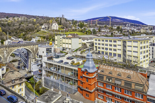 extérieur du bâtiment avec day time, vue sur le complexe d'appartements, apartment complex view, vue sur la montagne, et mountain view