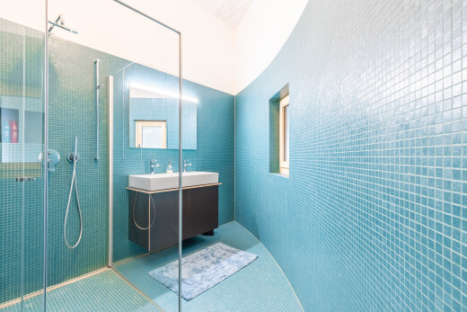 salle de bains avec douche, lavabo (ou coiffeuse selon le contexte), salle de bain complète, rendered, et inside property