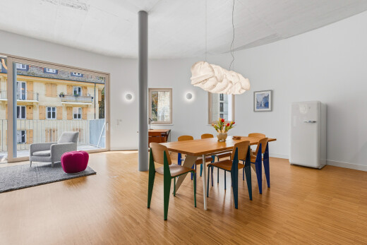 salle à manger avec inside property, sol en finition bois, wood finish floor, lumière naturelle, et natural light