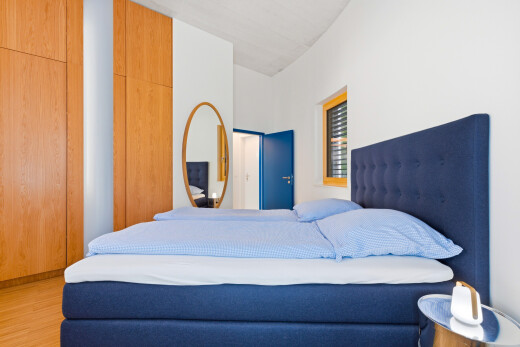 chambre avec drywall, cloison sèche, inside property, wood finish floor, et sol en finition bois