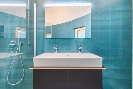 salle de bains avec lavabo (ou coiffeuse selon le contexte), miroir, douche, inside property, et salle de bain complète