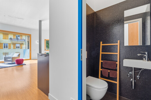 salle de bains avec miroir, toilette, inside property, wood finish floor, et sol en finition bois