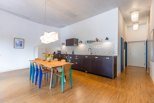 cuisine avec drywall, cloison sèche, wood finish floor, sol en finition bois, et baseboards wall