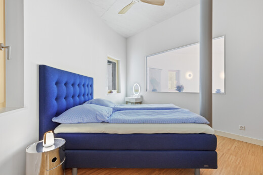 chambre avec drywall, cloison sèche, wood finish floor, sol en finition bois, et inside property