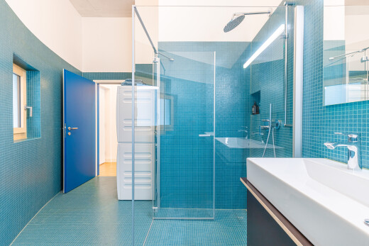 salle de bains avec douche, salle de bain complète, inside property, lavabo (ou coiffeuse selon le contexte), et miroir