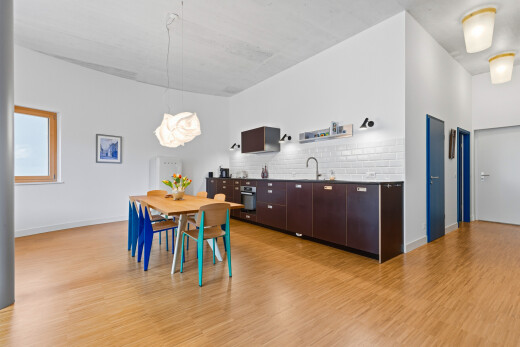 salle à manger avec drywall, cloison sèche, inside property, wood finish floor, et sol en finition bois