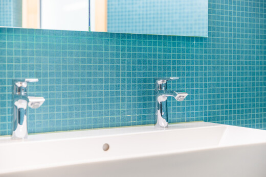 salle de bains avec salle de bain complète, inside property, et bain