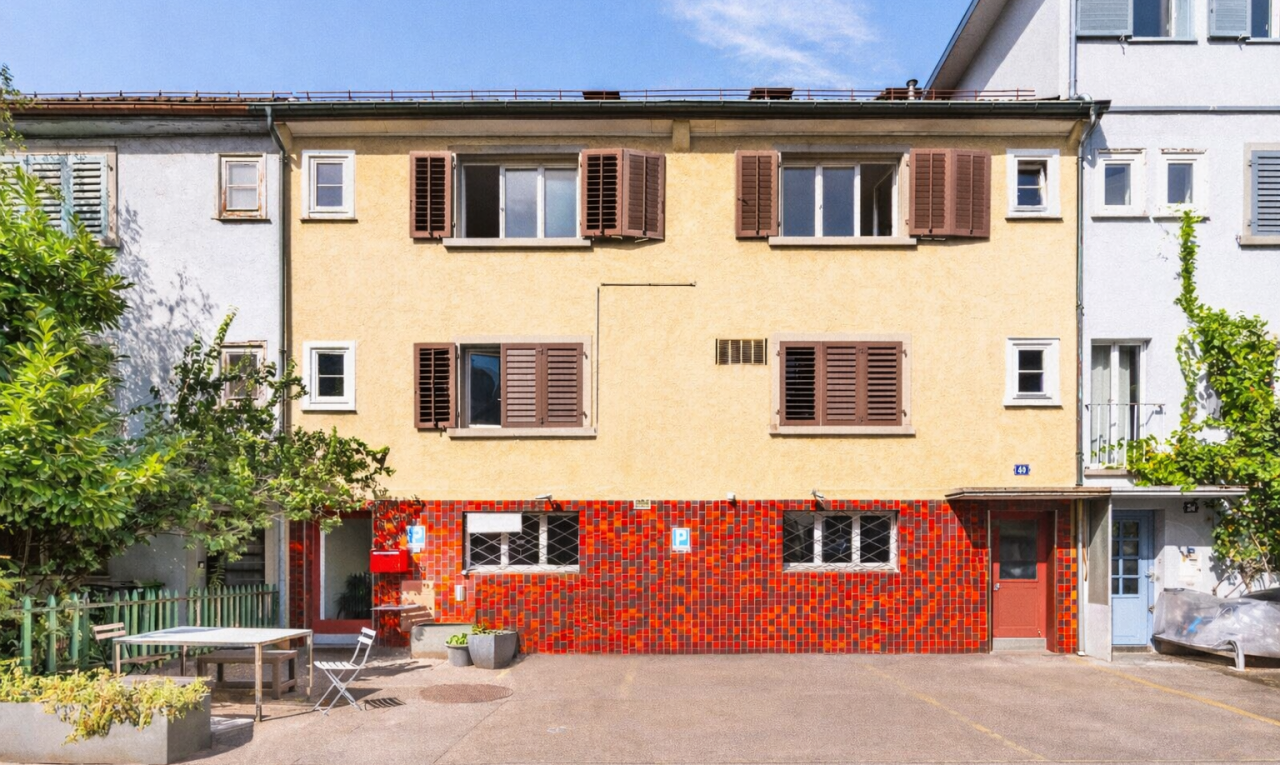 extérieur du bâtiment avec vue sur le complexe d'appartements, apartment complex view, day time, et from community