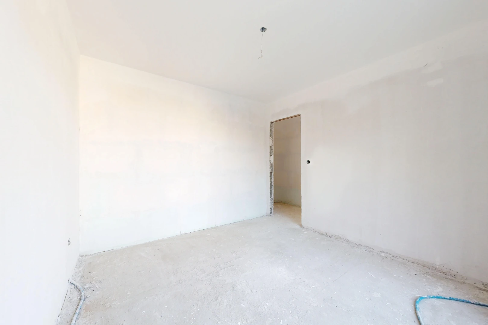 pièce vide avec sol en béton, concrete floor, inside property, cloison sèche, et drywall