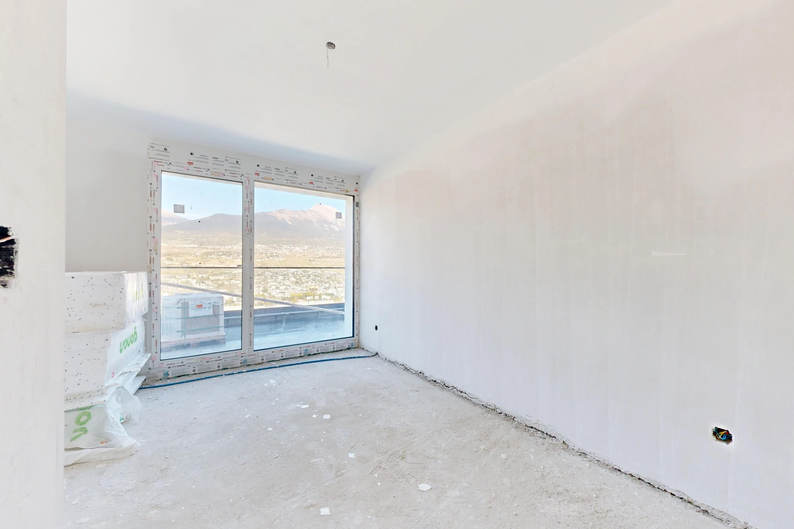 pièce vide avec day time, inside property, accès à l'extérieur, unfinished concrete floor, et concrete floor