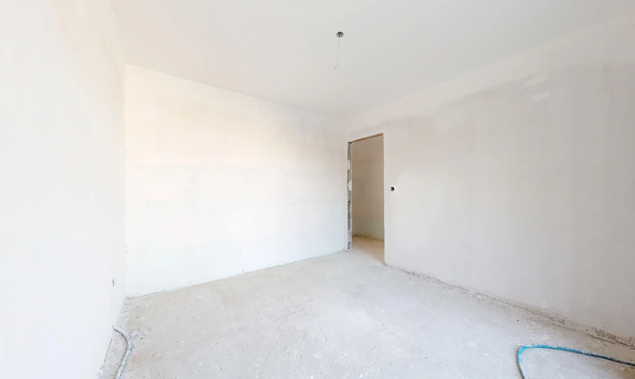 pièce vide avec sol en béton, concrete floor, inside property, cloison sèche, et drywall