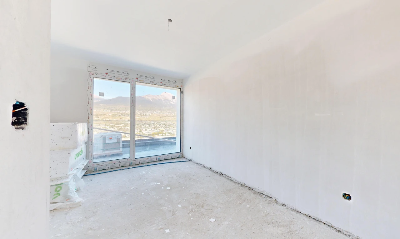 pièce vide avec day time, inside property, accès à l'extérieur, unfinished concrete floor, et concrete floor