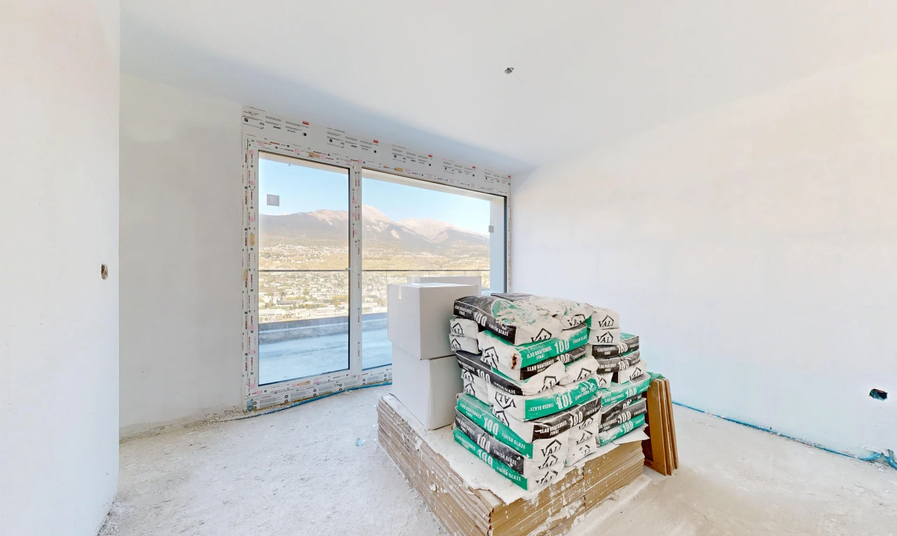 chambre avec accès à l'extérieur, inside property, day time, drywall, et cloison sèche