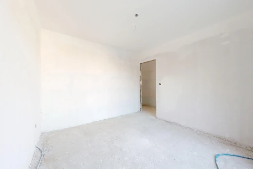 pièce vide avec sol en béton, concrete floor, inside property, cloison sèche, et drywall