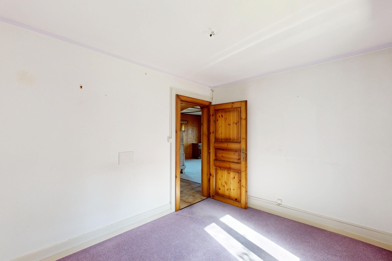 spare room featuring carpet flooring and baseboards