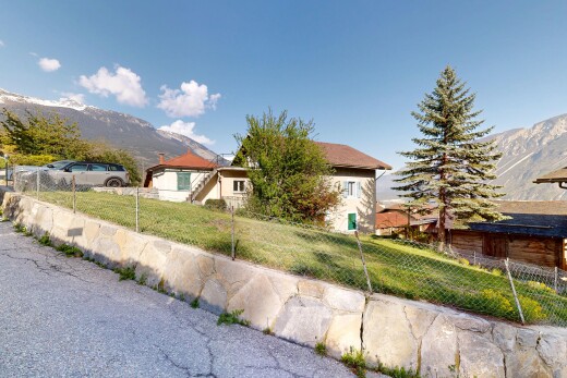 façade avec vue sur la montagne, mountain view, clôture, et day time