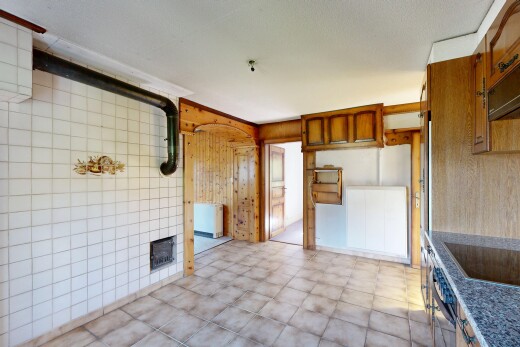 cuisine avec arched cabinets, armoires en arc, four, inside property, et mur en bois