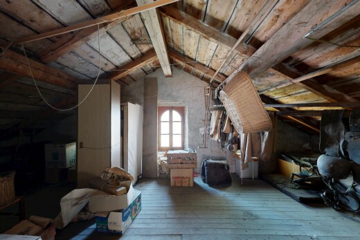 espace intérieur avec cathedral ceiling, plafond cathédrale, hardwood floor, wood finish floor, et sol en finition bois