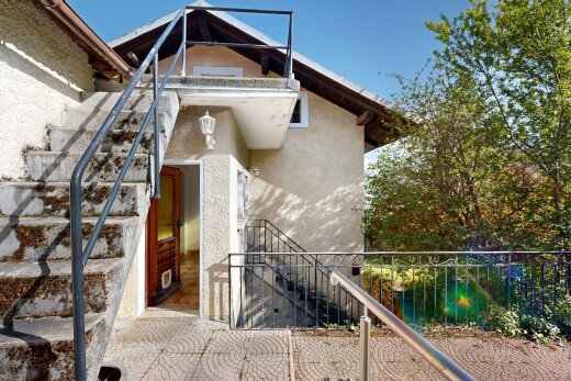 façade avec bardage en stuc, escaliers, day time, balcon, et property visible