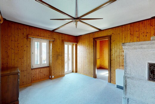 pièce vide avec moquette, carpet, cheminée, inside property, et lumière naturelle