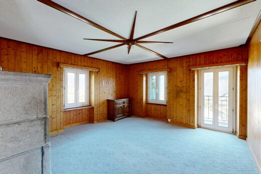 pièce vide avec carpet, moquette, natural light, lumière naturelle, et inside property