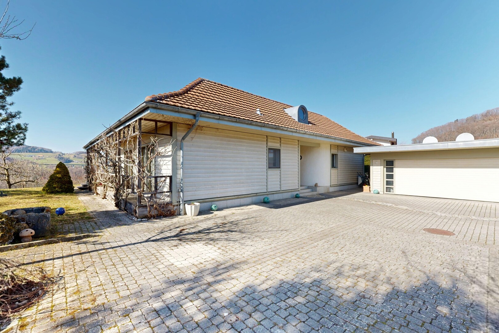 façade avec day time, property visible, bardage horizontal, toit en tuiles, et fondation en béton