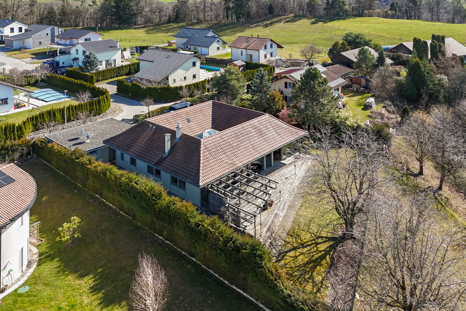 façade avec vue résidentielle, residential view, vue sur les bois, et woods view