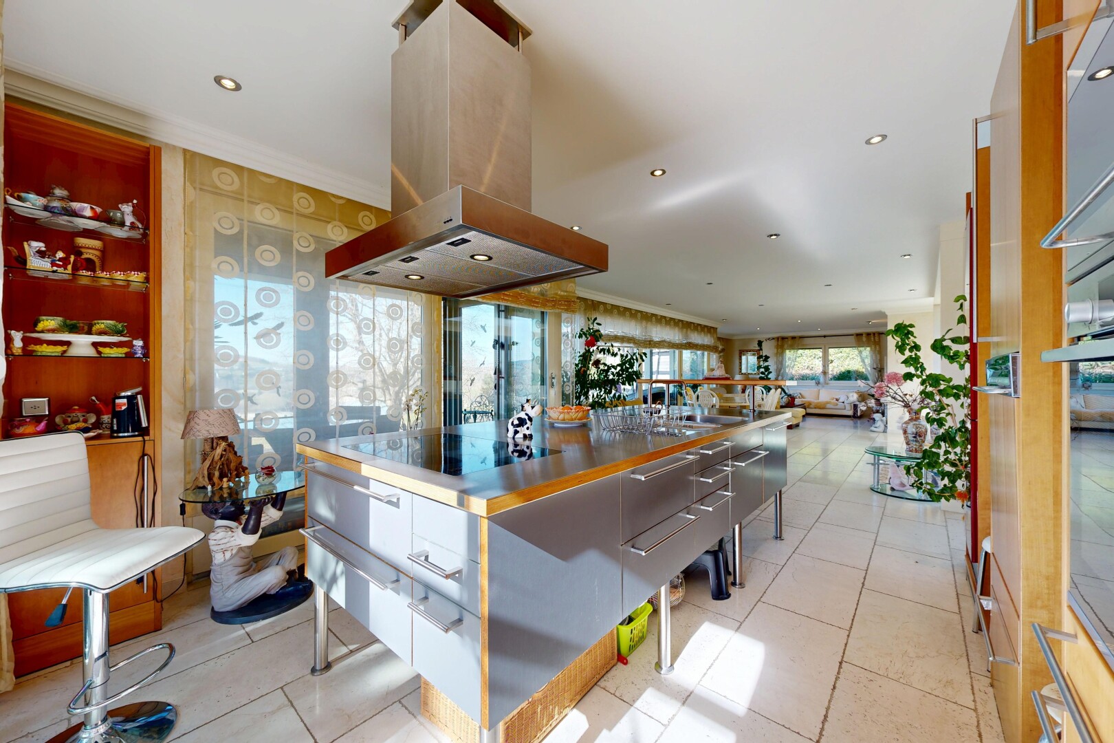 cuisine avec hotte, inside property, light floor, mur en papier peint, et wallpaper wall