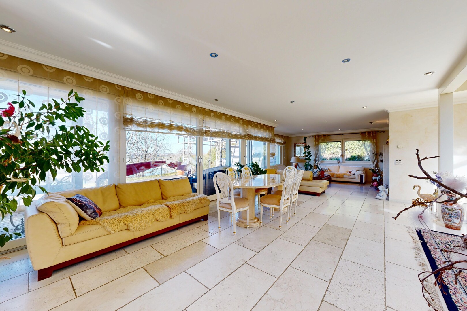 salon / salle à manger avec inside property, moulures, crown molding, lumière naturelle, et natural light