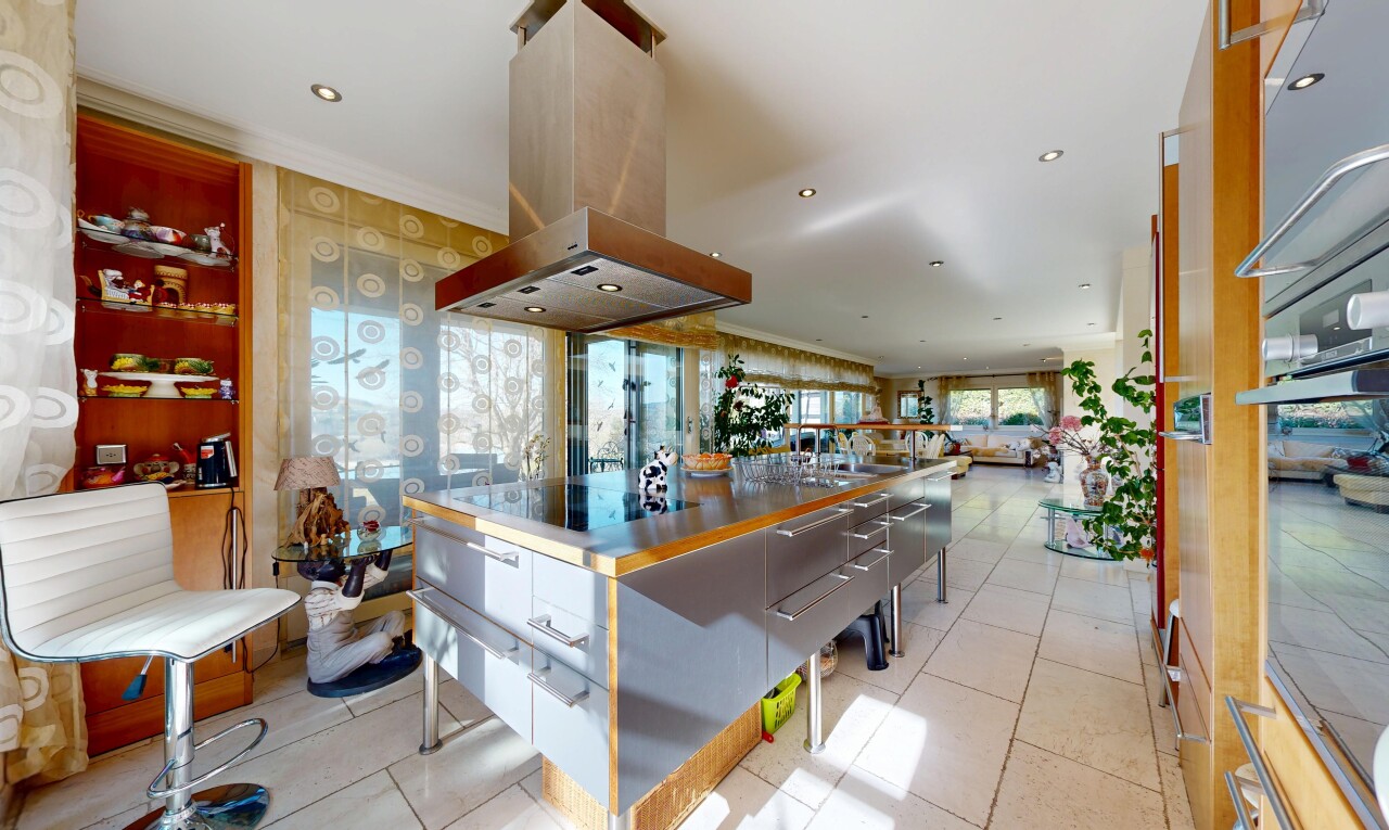 cuisine avec hotte, inside property, light floor, mur en papier peint, et wallpaper wall