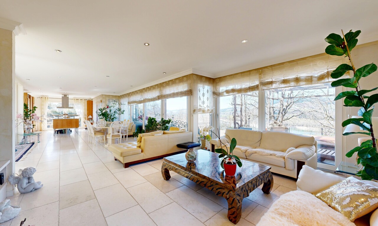 salon / salle à manger avec inside property, lumière naturelle, natural light, moulures, et crown molding